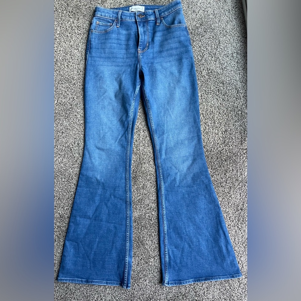 ABERCROMBIE The Flare Ultra High Rise Jeans 26/2R
Medium Wash